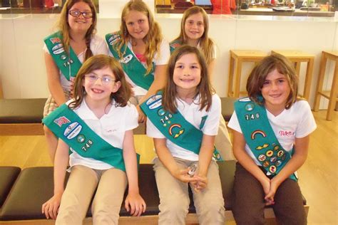 HUNTINGTON BEACH GIRL SCOUT TROOP 746 EARNING OUR COMPUTER FUN BADGE