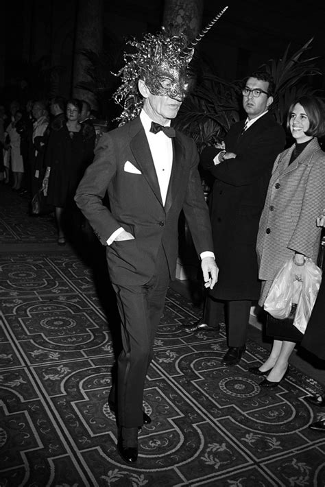 17 Really Cool Photos From Truman Capotes 1966 Black And White Ball