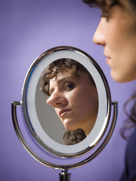 This is a smaller face shape, so a beard will only make your face appear smaller, warns louis. How to Make Your Nose Look Smaller
