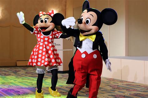 Couple Chooses Mickey And Minnie At Wedding Instead Of Food