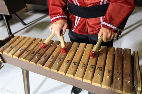 Alat musik kolintang termasuk jenis alat musik pukul. 6+ Alat Musik Pukul Bernada dan Tidak Bernada Lengkap ...