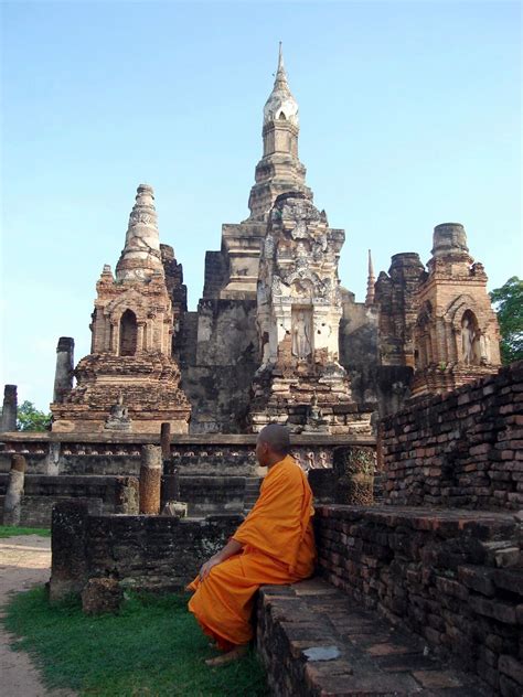 File:Wat Mahathat Sukhothai 03.jpg - Wikimedia Commons | Cool places to ...