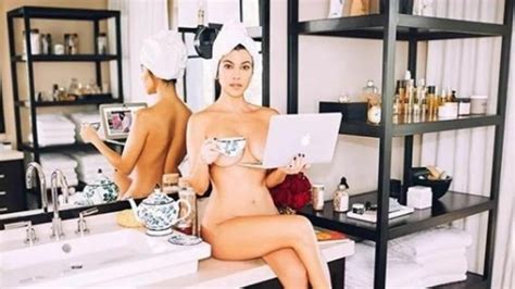 Kourtney Kardashian posa pelada para comemorar aniversário de marca