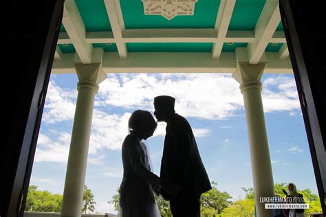 Hal itu terlihat dari arsitektur masjid kudus. Dapatkan Inspirasi Untuk Prewedding Islami Di Masjid | Gallery Pre Wedding