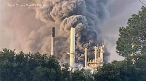 Video Neighborhoods Evacuated Following Chemical Plant Explosion Abc News