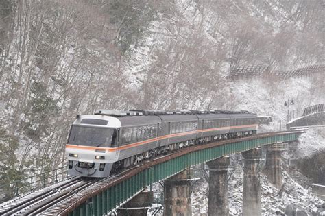 雪景色のキハ85系特急ワイドビューひだを撮りました。 春日井駅鉄ちゃん