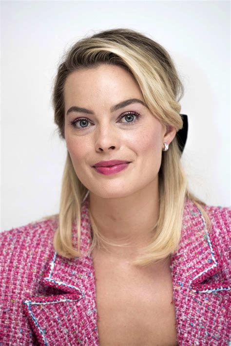 Margot Robbie Attends Mary Queen Of Scots Press Conference Daftsex Hd