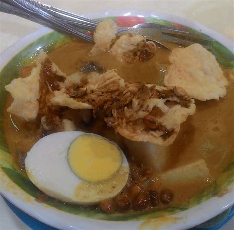 Kari dianggap sebagai masakan peranakan dari kebudayaan melayu dan cina, tapi lontong kari banyak ditemukan di bandung. Lontong kari istimewa yang Tersembunyi di gang sempit