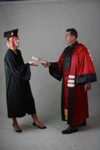 Robe toge, capuche avec arrière et avant, ceinture blanche. Location tenue professeur : robe universitaire | Diplomissimo