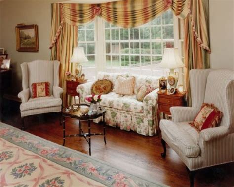 Un country chic che quasi potremmo definire shabby chic, tipico delle case di campagna, ma anche delle più tradizionali abitazioni in città. arredamento country inglese: colori scuri, calore ...