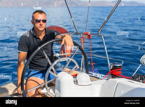 capitaine à la barre barre d un bateau à voile pendant la course de la mer banque d images