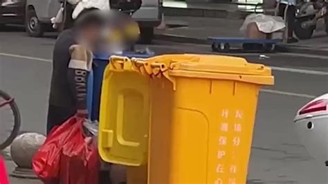 10岁男孩不上学翻垃圾桶，社区：有监护人，智力有问题凤凰网视频凤凰网