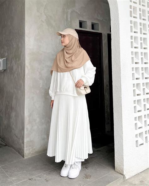 Padu Padan Outfit Hijab Dengan Rok Plisket