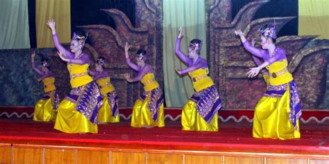 Seni tari ialah suatu gerak badan yang secara berirama yang dilakukan ditempat serta waktu tertentu untuk keperluan pergaulan, mengungkap perasaan biasanya tari yang digunakan sebagai sarana keagamaan bersifat sakral. Ragam Budaya Indonesia: WARISAN BUDAYA INDONESIA
