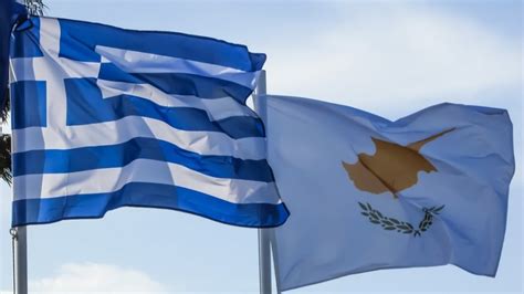 Simea tis ellados) stand während der geschichte des modernen griechenlands in ständiger konkurrenz zu einer einfachen blauen flagge mit weißem kreuz. Cyprus: European elections on a divided island - The New ...