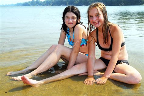 Dos Chicas En El Agua Fotografía De Stock © Elenathewise 4826287 Depositphotos