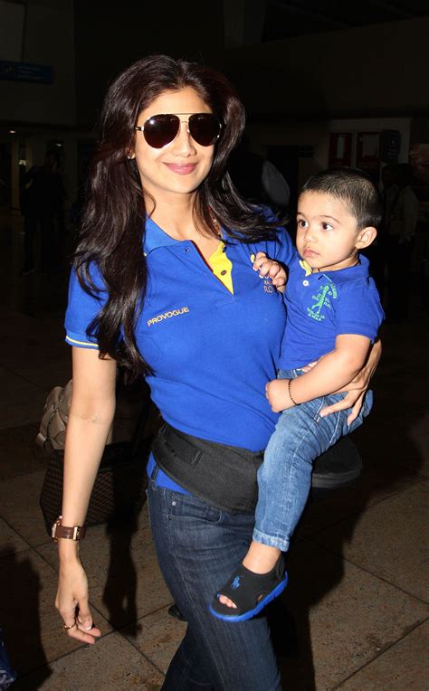 Shilpa Shetty With Her Son Viaan Snapped At Mumbai Domestic Airport On Arrival From Jaipur 4