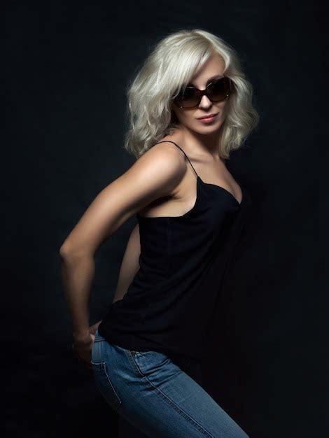 Premium Photo Beautiful Blonde Woman Wearing Sunglasses Posing Model Tests Fun Fashion