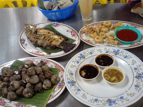 Like any normal ikan bakar stall, you get to choose the type of seafood you want and the cooking style you fancy. SriRasa BiDara: IKAN BAKAR PARAMESWARA, UMBAI MELAKA