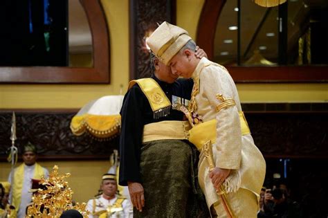 Ketibaan baginda disambut menteri berar perak, datuk saarani mohamad dan setiausaha kerajaan negeri, datuk ahmad suaidi abdul. Maharum Bugis Syah (MBS): Istiadat Tabal Adat Paduka Seri ...