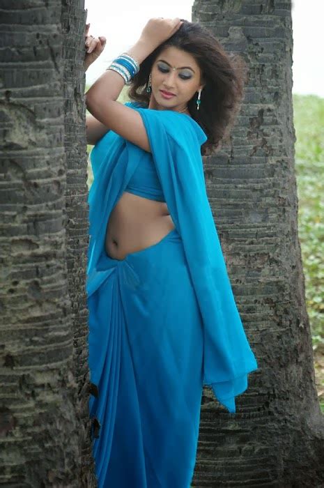Kerala Mallu Aunty Arti Puri Exposing Deep Navel Hot Saree Pallu Drop