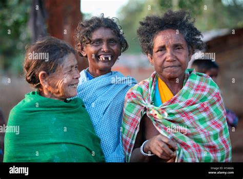 vieilles femmes dhurwa tribe gonchabar village chattisgarh inde visages ruraux de l inde