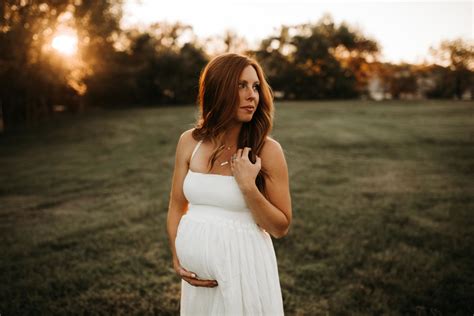 50 Maternity Photography Poses For Body Positive Pregnant Women