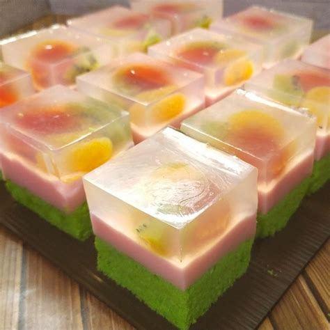 Panaskan kukusan terlebih dahulu baru masukkan adonan agar bolu kukus pandan hasilnya bisa mengembang sempurna. Resep Puding Cake Buah Segar dan Yummy - Lin's Cakes