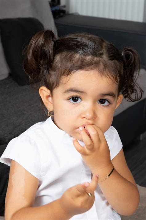 Niño Moreno Hermoso De La Niña Que Se Sienta En Hacer De La Sala De