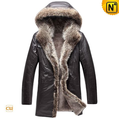 The rim hood comes with an attached contrasting mouth ring. Men Fur Trim Shearling Leather Coat CW877159