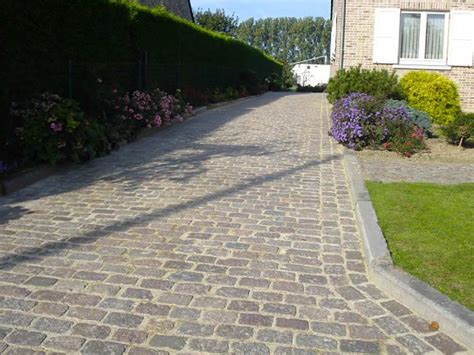 Pavé gris ou pavé beige, aspect moderne ou vieilli, pavés multicolores… si point.p est connu pour la qualité des matériaux qu'il met à disposition des rien n'interdit de poser dans des allées piétonnes des pavés carrossables, mais des pavés de jardin de 4 cm ou 5 cm d'épaisseur suffiront largement. Revetement Cour Carrossable