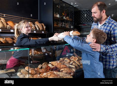 Père Et Fils Acheter Du Pain Dans Une Boulangerie Photo Stock Alamy