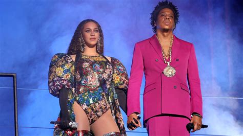 Beyoncè And Jay Z Accept Brit Award In Front Of Meghan Markles