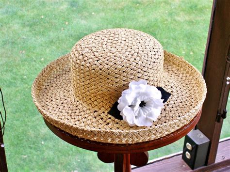 Liz Claiborne Rolled Brim Straw Hat With Flower Beachwear Sun