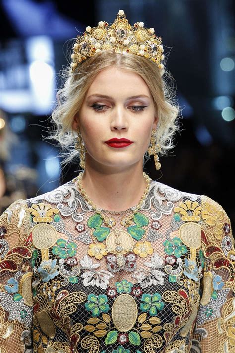 Lady kitty spencer is the daughter of princess diana's brother charles spencer and the first cousin of prince william and prince harry. Kitty Spencer - Dolce Gabbana Show Runway on Milan fashion ...
