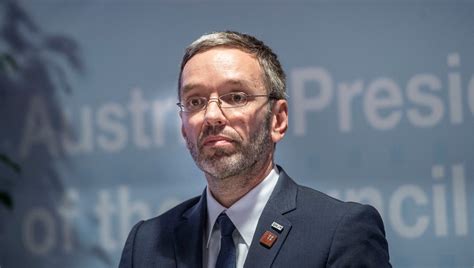 Immer wieder fällt österreichs innenminister herbert kickl mit umstrittenen aussagen zur migrationspolitik auf. NEOS stellen Misstrauensantrag gegen Kickl, Kurz suchte ...