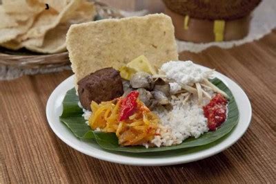 Saat nasi setengah masak atau setelah magic com mengeluarkan uap, masukkan teri lalu aduk sampai rata, lalu tutup kembali dan biarkan. Cara Membuat Nasi Liwet Solo Rumahan | Resepkoki.co