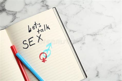 Bloc De Notas Con La Frase `let`s Talk Sex Y Símbolos De Género Sobre Fondo De Mármol Foto De