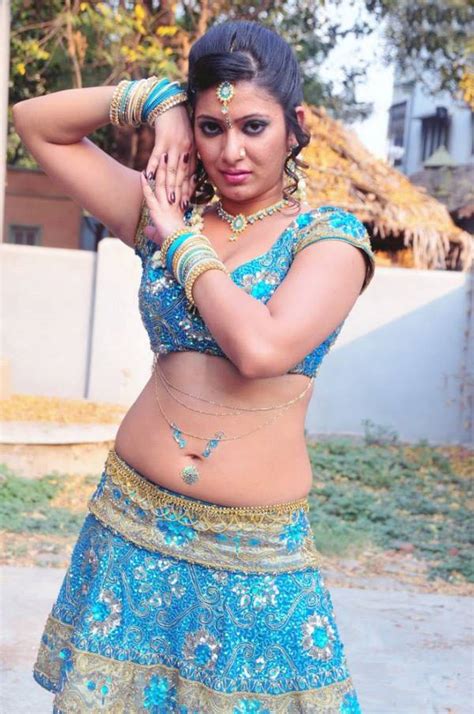 Taslima Sheikh Hot Desi Mallu Aunty Showing Her Navel Boobs To