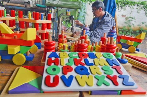 Perajin Permainan Edukatif Anak Antara Foto