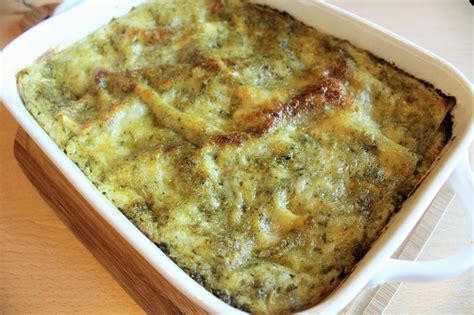 Repeat this layer lasagne, vegetables and pesto twice more, then finish with a final layer of lasagne, the remaining bechamel and the parmesan. Lasagne al pesto: la ricetta semplice di un primo ligure