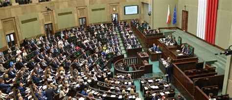 Jest też jeszcze sporo zdjęć do zrobienia. Sejm przyjął ustawę o obniżeniu uposażenia posłów za ...