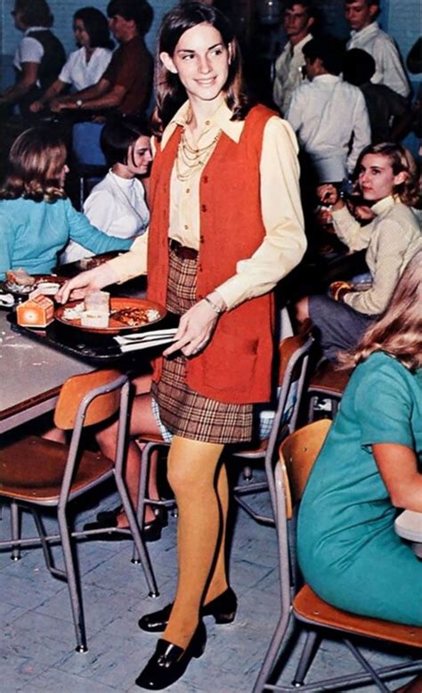 Cool Old Photos Show What School Looked Like In The 1970s Fashion School Looks Old School