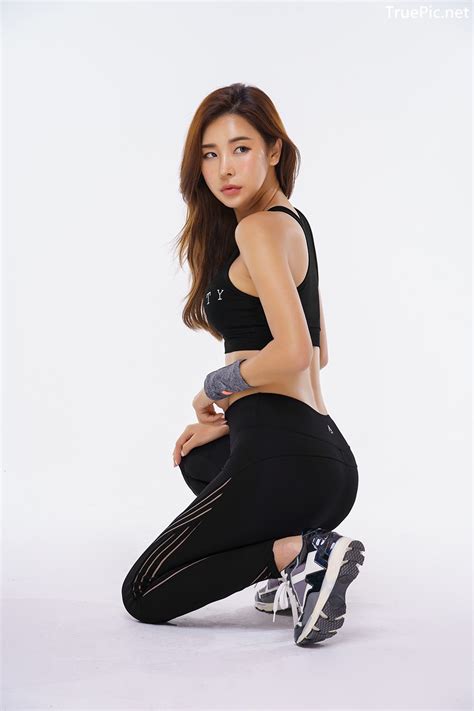 Korean Fashion Model Park Da Hyun Celebrity Black Indoor And