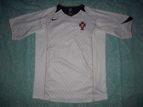 Crisp and elegant, portugal's traditional red and green home kit is garnished with gold to create a look worthy of footballing royalty. Portugal Away football shirt 2004 - 2006.