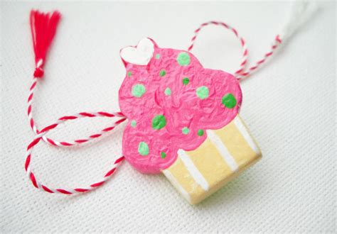 Imagini pentru martisor din pene. Bijuterii handmade"Ilovegreen": Martisor-brosa "Happy muffin"