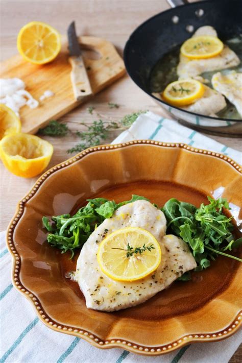 Imburra una pentola con aglio e spezie aromatiche, mescola il tutto e spargi il tutto sul tacchino. Ricetta - Fesa di tacchino al limone | Dissapore