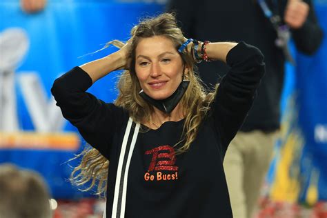 Look Gisele Bundchen S Christmas Photos Are Going Viral The Spun