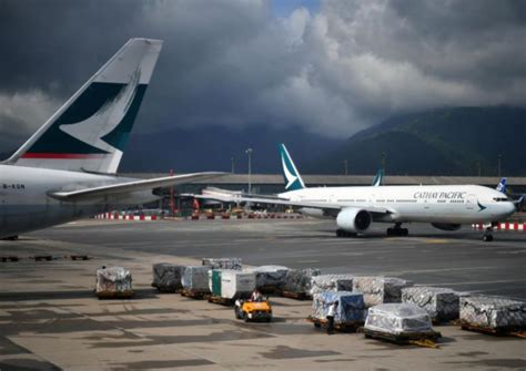 Most people agree that flight attendants and cabin crews should wear contact lenses instead of eyeglasses. Cathay Pacific says cabin crew can wear masks on mainland ...