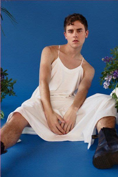 Pin by 𝚝𝚎𝚛𝚛𝚢 𝚋𝚎𝚗𝚓𝚊𝚖𝚒𝚗 on men in skirts and dresses Genderless fashion Men wearing dresses